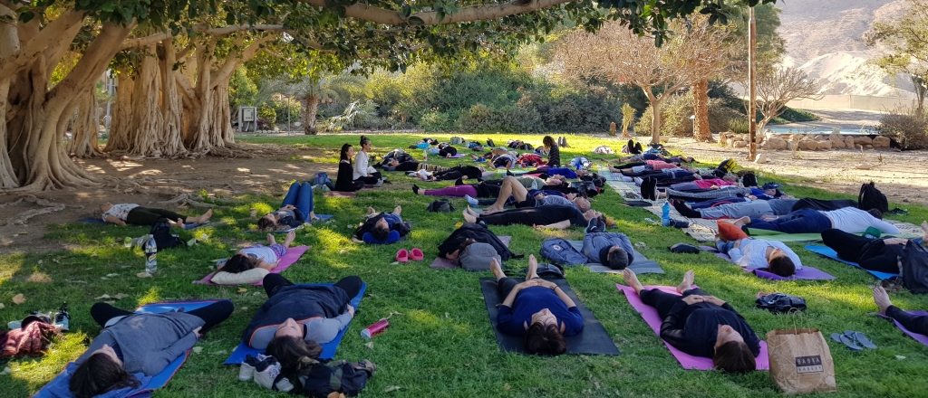 אנשים המתרגלים סדנת מדיטציית מיינדפולנס בעין גדי